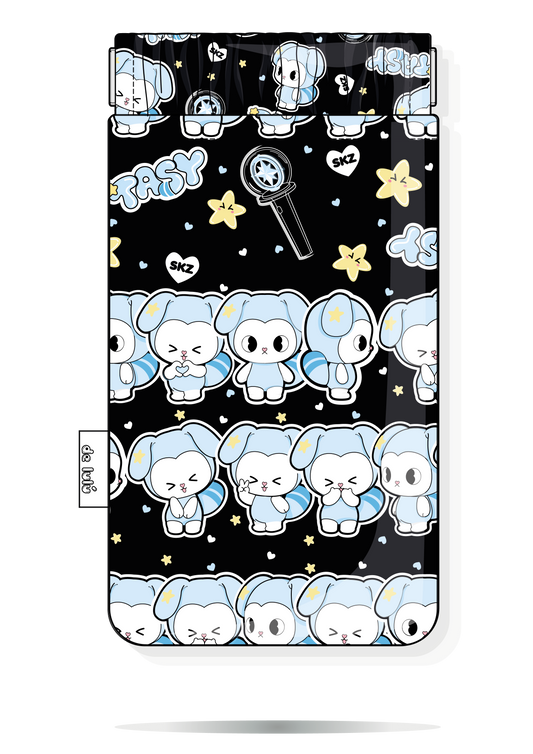 Funda handmade para gafas,estampado fanart de Tasy Stray Kids negra con estrellas y corazones.