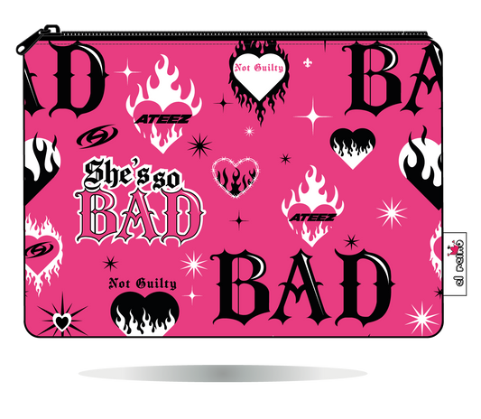 Funda Kindle ATEEZ BAD rosa, vista frontal, con estampado propio y cierre de cremallera.