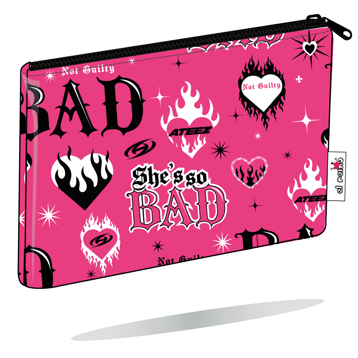 Funda Kindle ATEEZ BAD roja, vista en perspectiva, con estampado propio y cierre de cremallera.