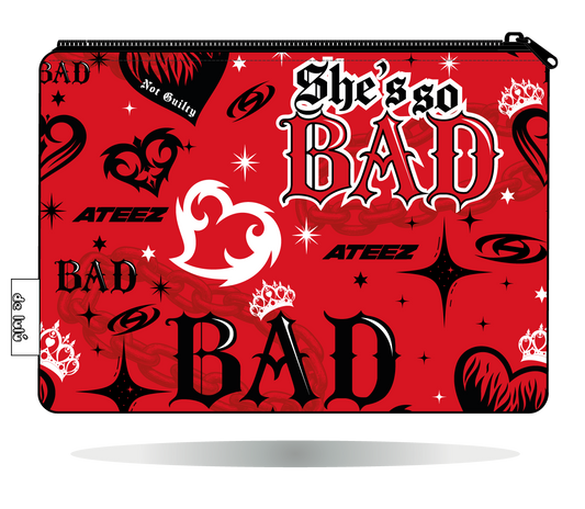 Funda Kindle ATEEZ BAD roja, vista trasera, con estampado propio y cierre de cremallera.