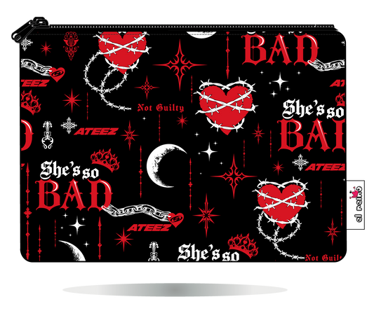 Funda Kindle ATEEZ BAD negra, vista frontal, con estampado propio y cierre de cremallera.