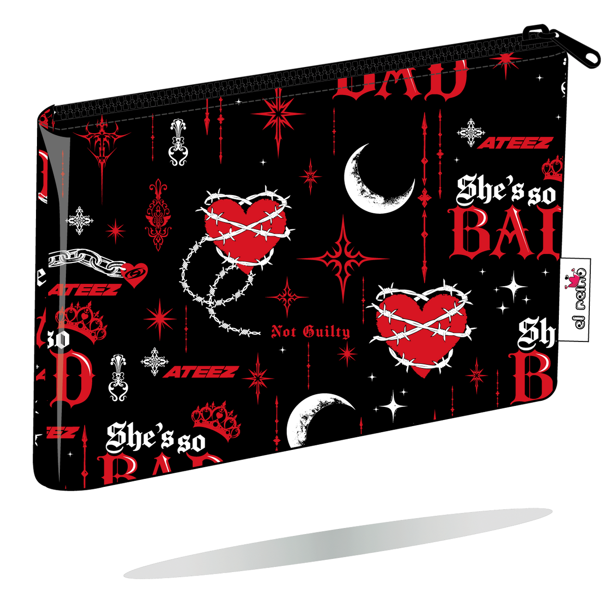 Funda Kindle ATEEZ BAD negra, vista en perspectiva, con estampado propio y cierre de cremallera.