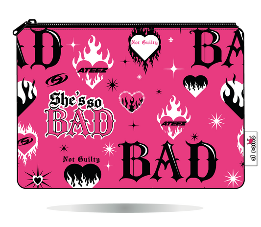 Funda Kobo ATEEZ BAD rosa, vista frontal, con corazones con llamas y estrellas.