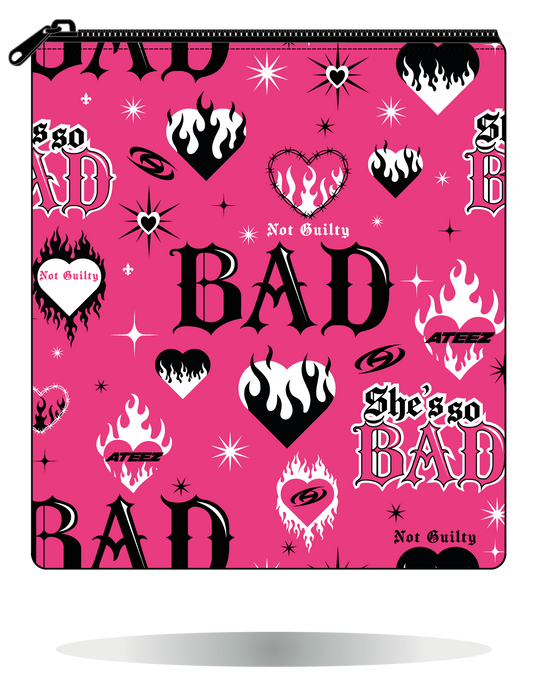 Funda para manga ATEEZ BAD rosa, vista frontal, con estampado propio y cierre con cremallera.