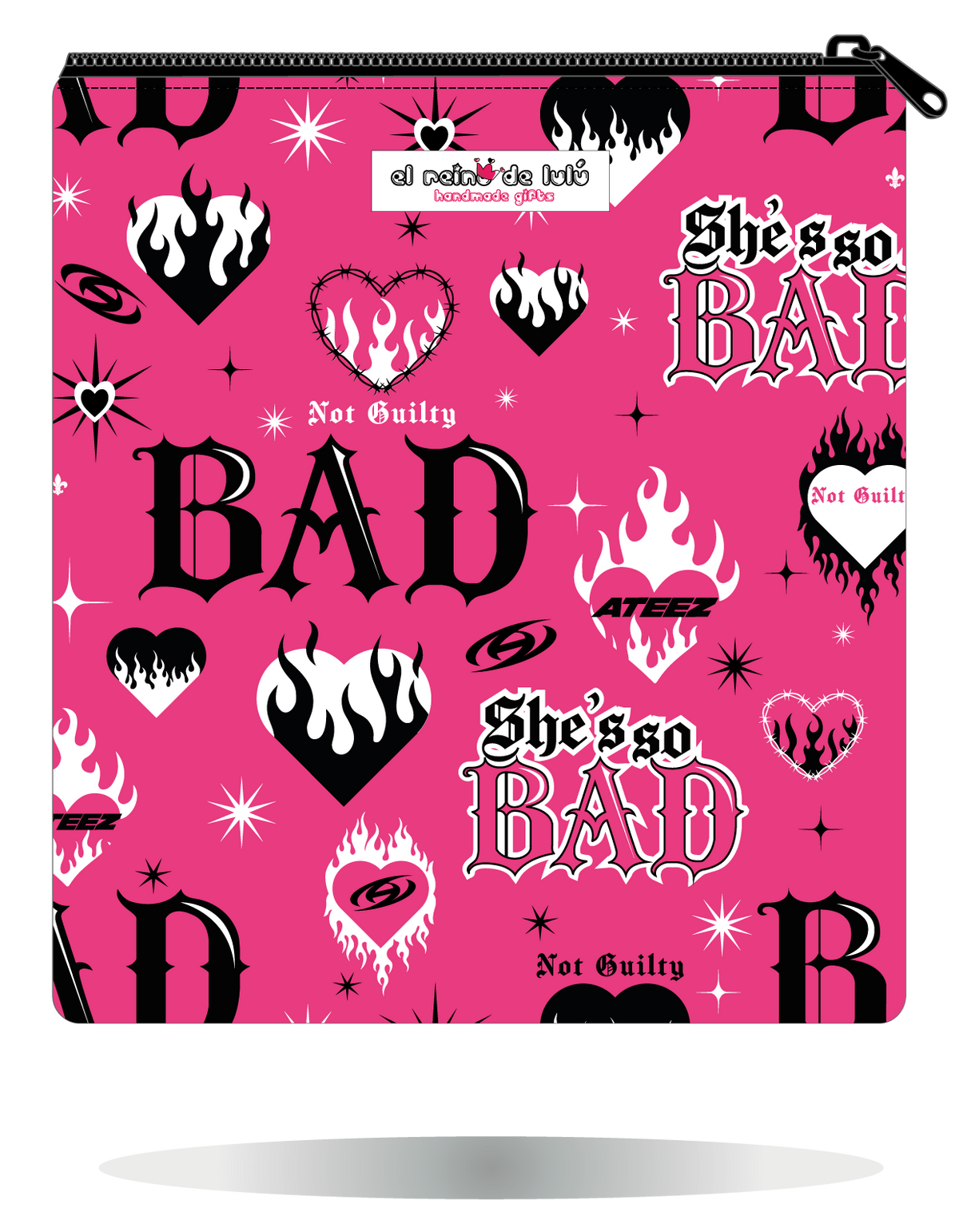 Funda para manga ATEEZ BAD rosa, vista trasera, con estampado propio y cierre con cremallera.