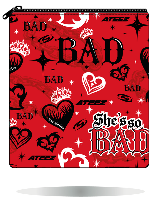 Funda para manga ATEEZ BAD roja, vista frontal, con estampado propio y cierre con cremallera.