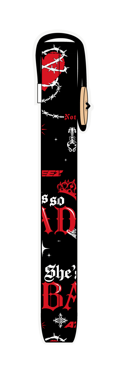 Funda para libros ATEEZ BAD negra, detalle del diseño, con estampado propio y cierre con botón y elástico.
