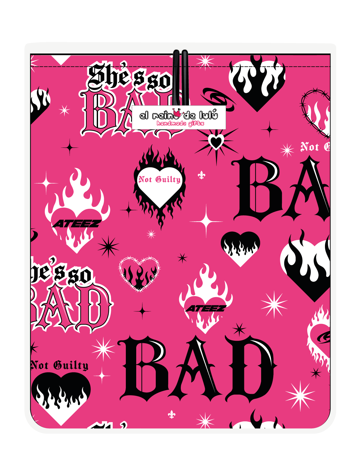 Funda para libros ATEEZ BAD rosa, vista trasera, con estampado propio y cierre con botón y elástico.