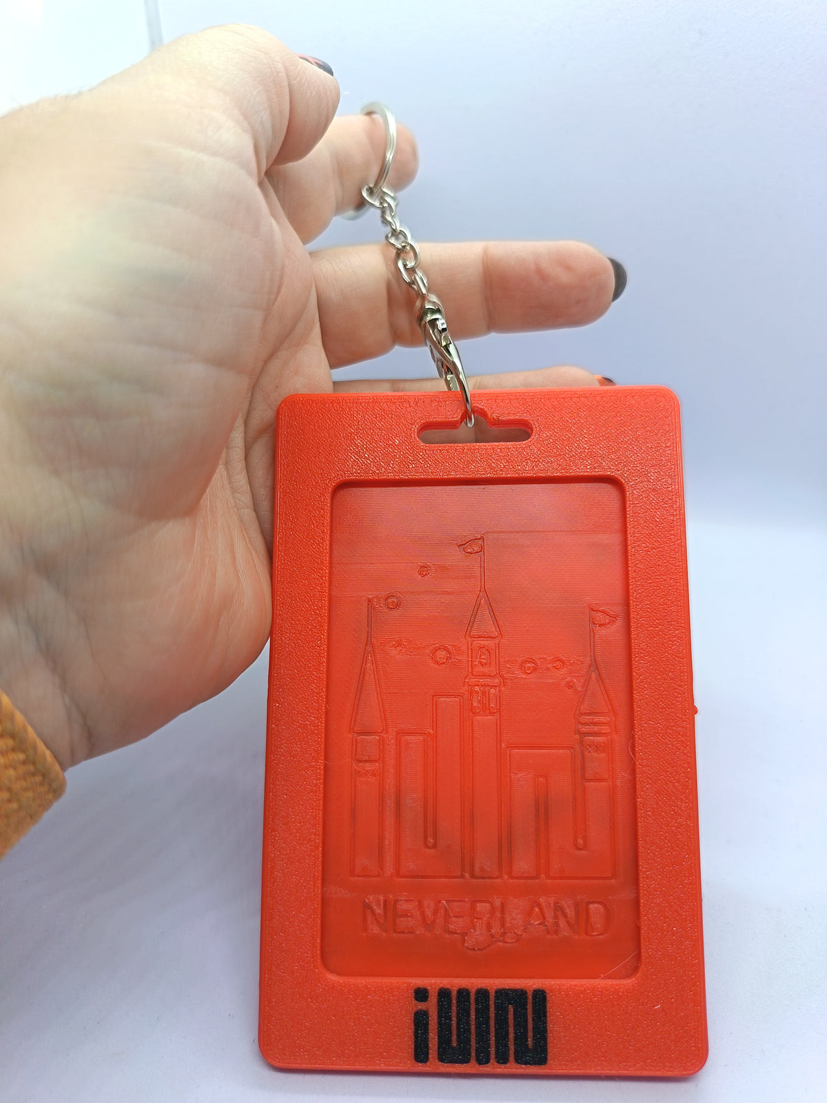 Holder para photocard I-DLE, ventana frontal y marco naranja.