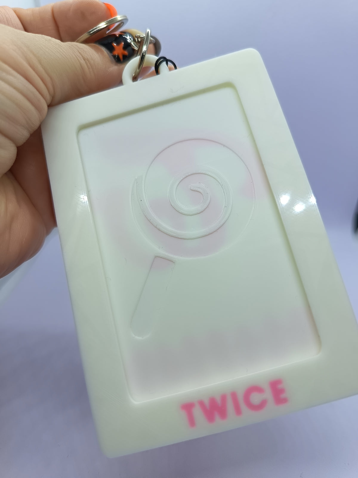 Holder para photocard TWICE, ventana frontal en marco blanco con nombre TWICE rosa.