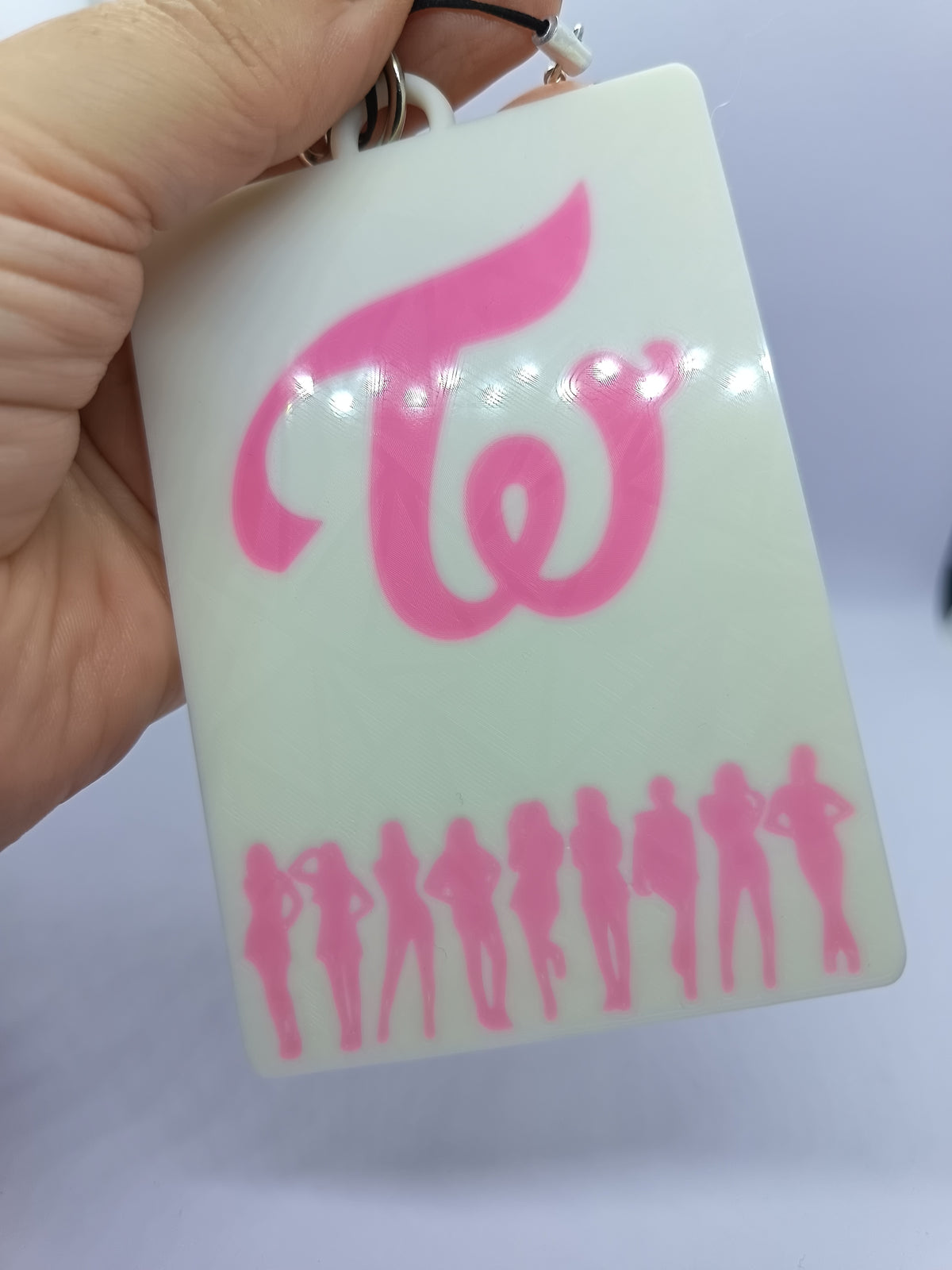 Holder para photocard TWICE, reverso blanco con logo y siluetas de TWICE en rosa.