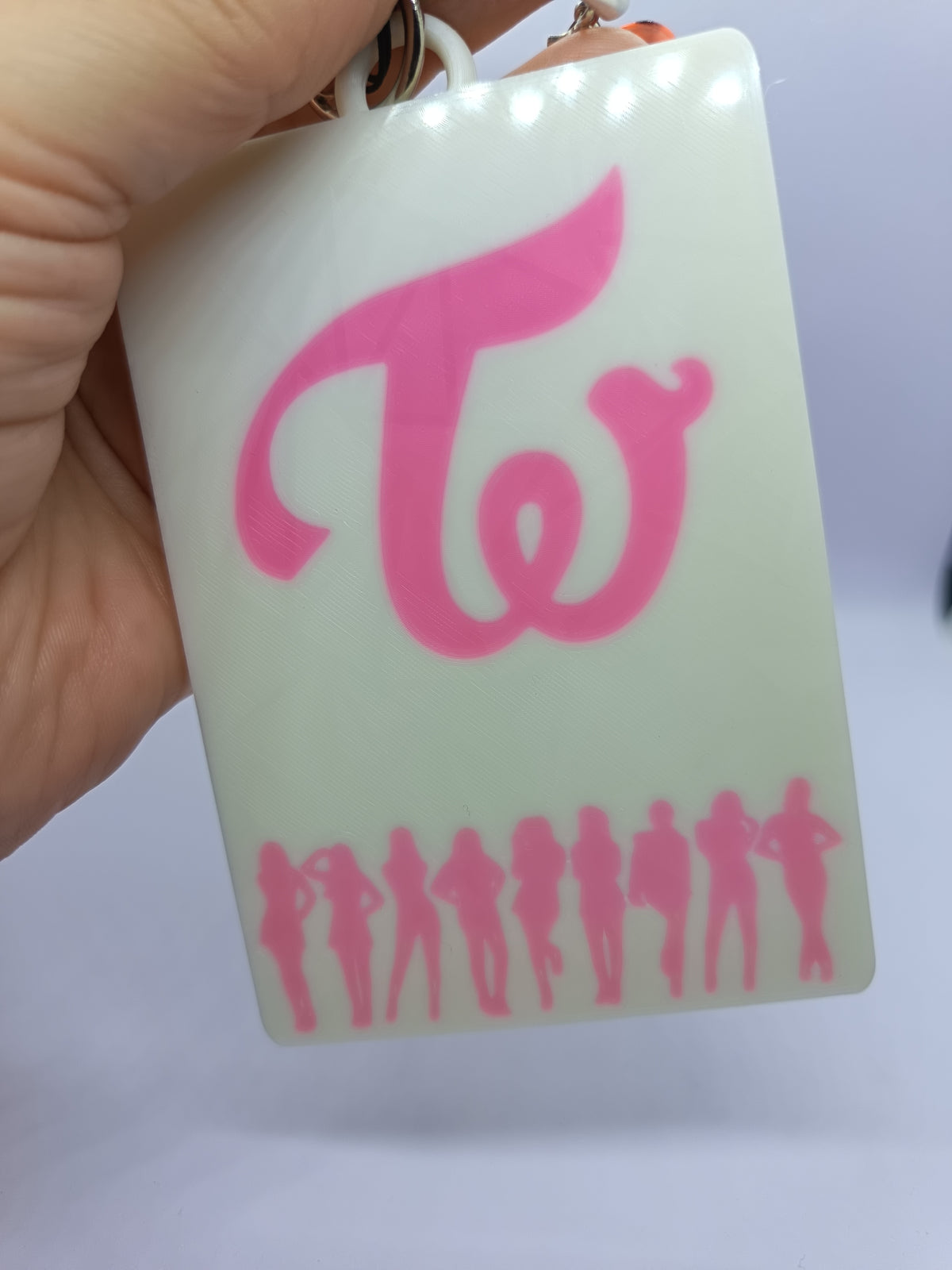 Holder para photocard TWICE, reverso blanco con logo y siluetas de TWICE en rosa.