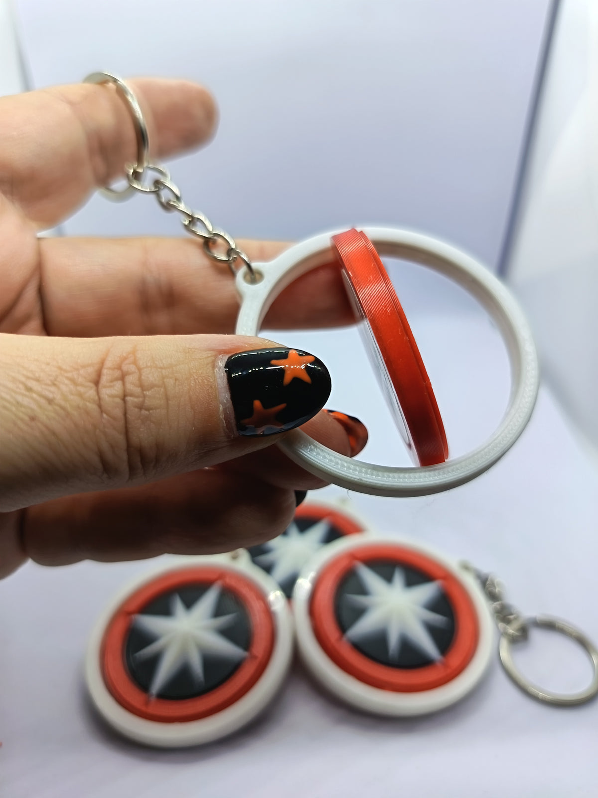 Llavero Stray Kids con logo giratorio, fotografía 3 del producto.