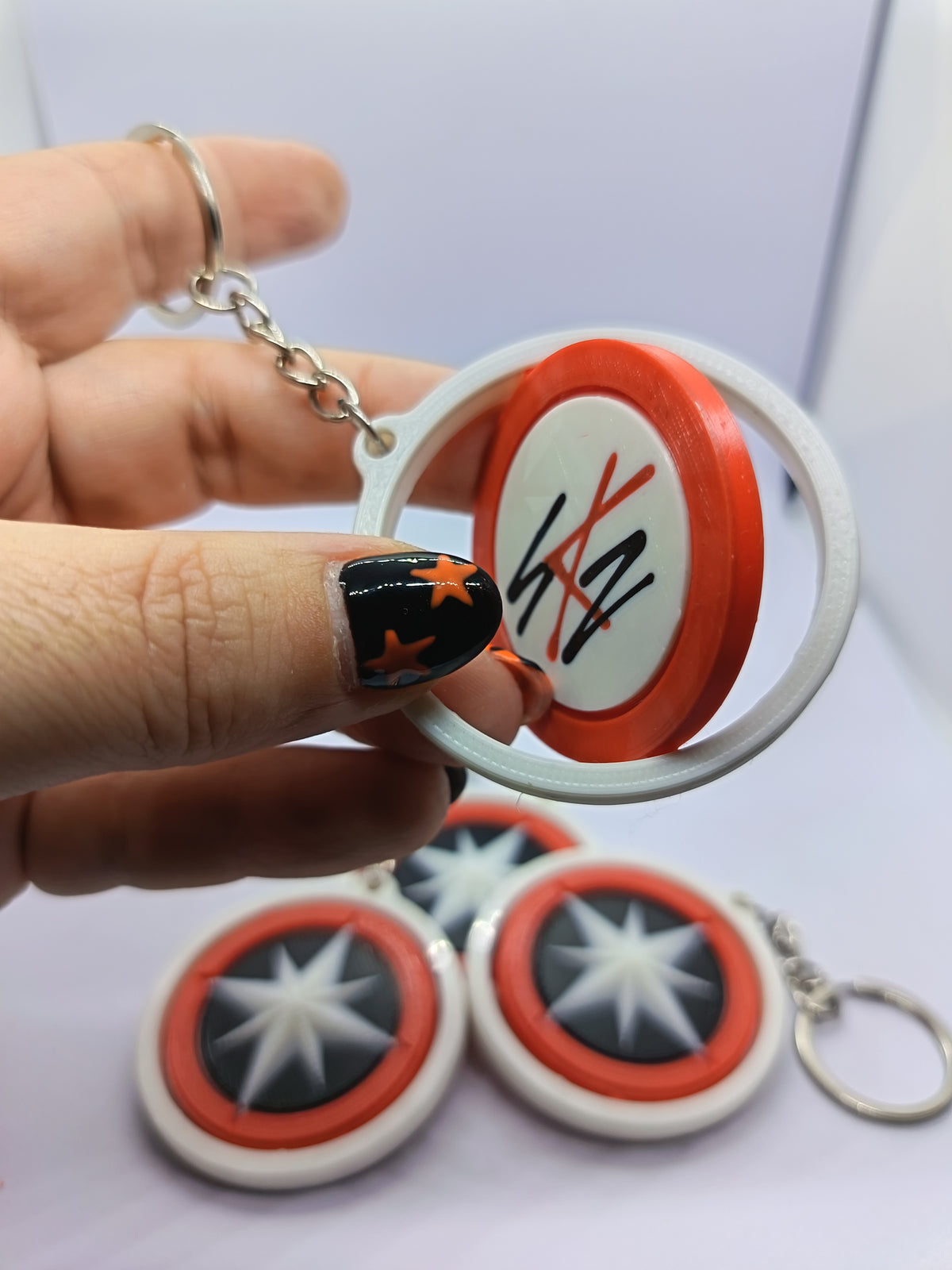 Llavero Stray Kids con logo giratorio, fotografía 4 del producto.