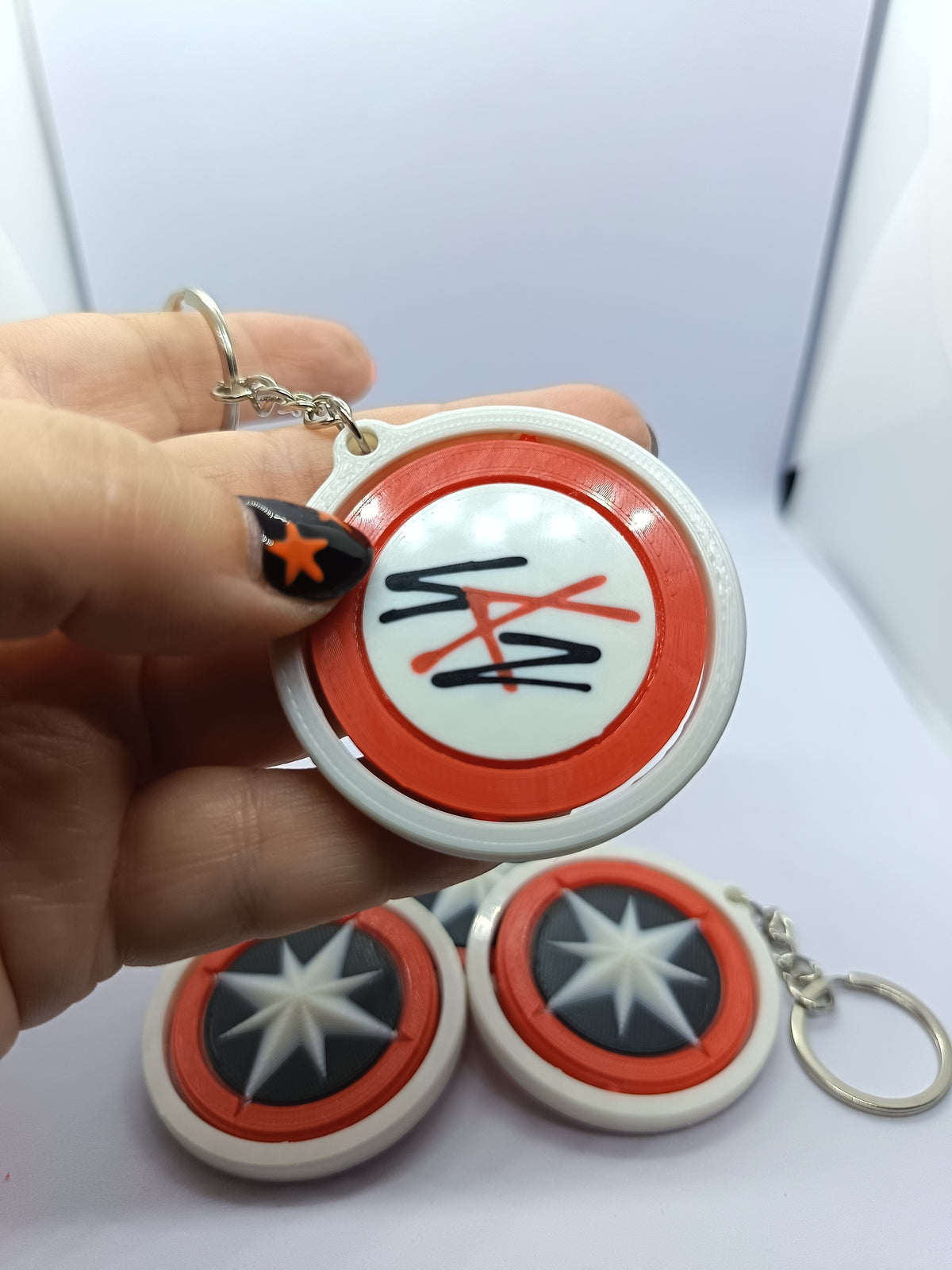 Llavero Stray Kids con logo giratorio, fotografía 5 del producto.
