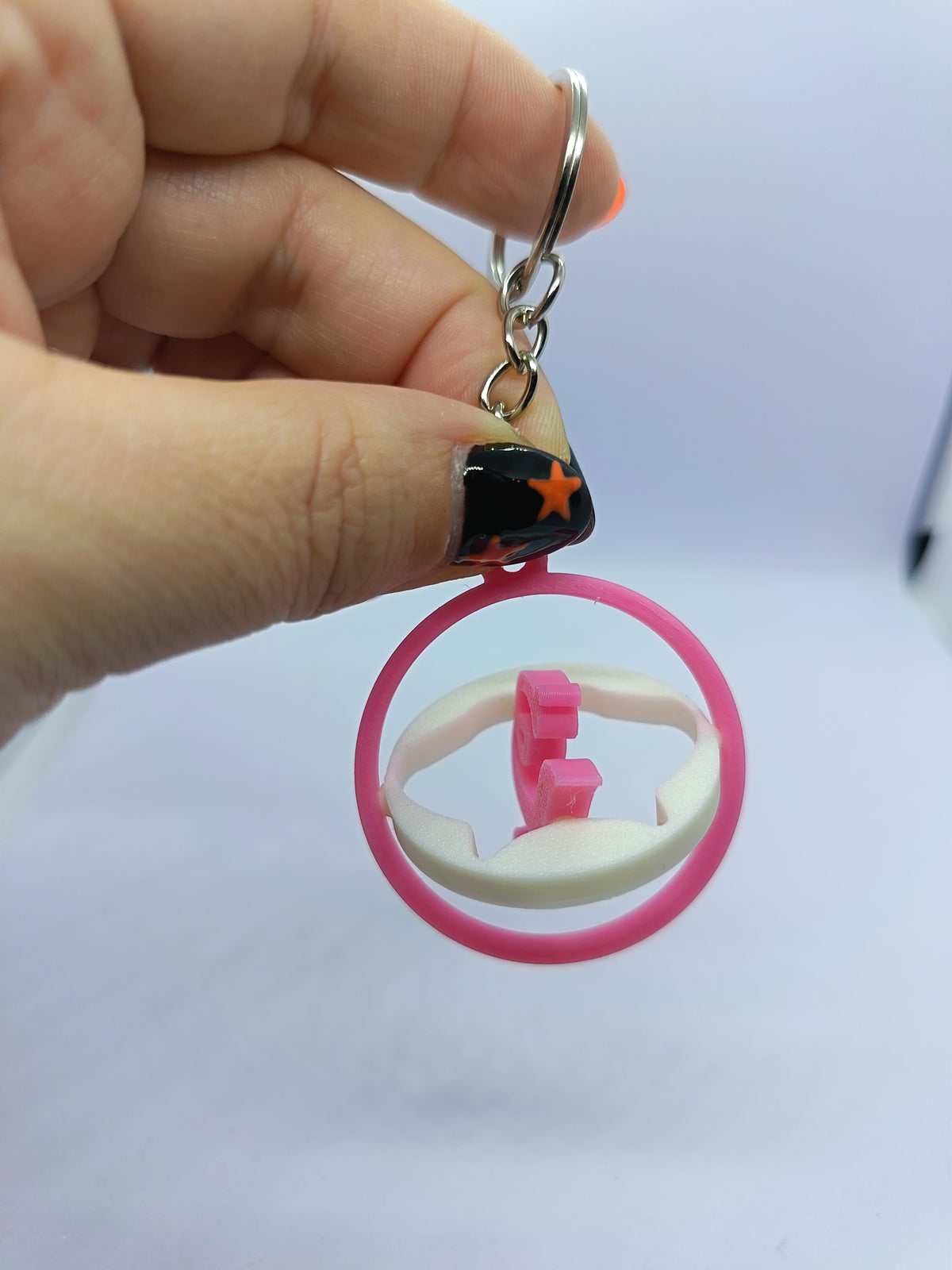 Llavero TWICE con logo giratorio rosa, fotografía 2 del producto.