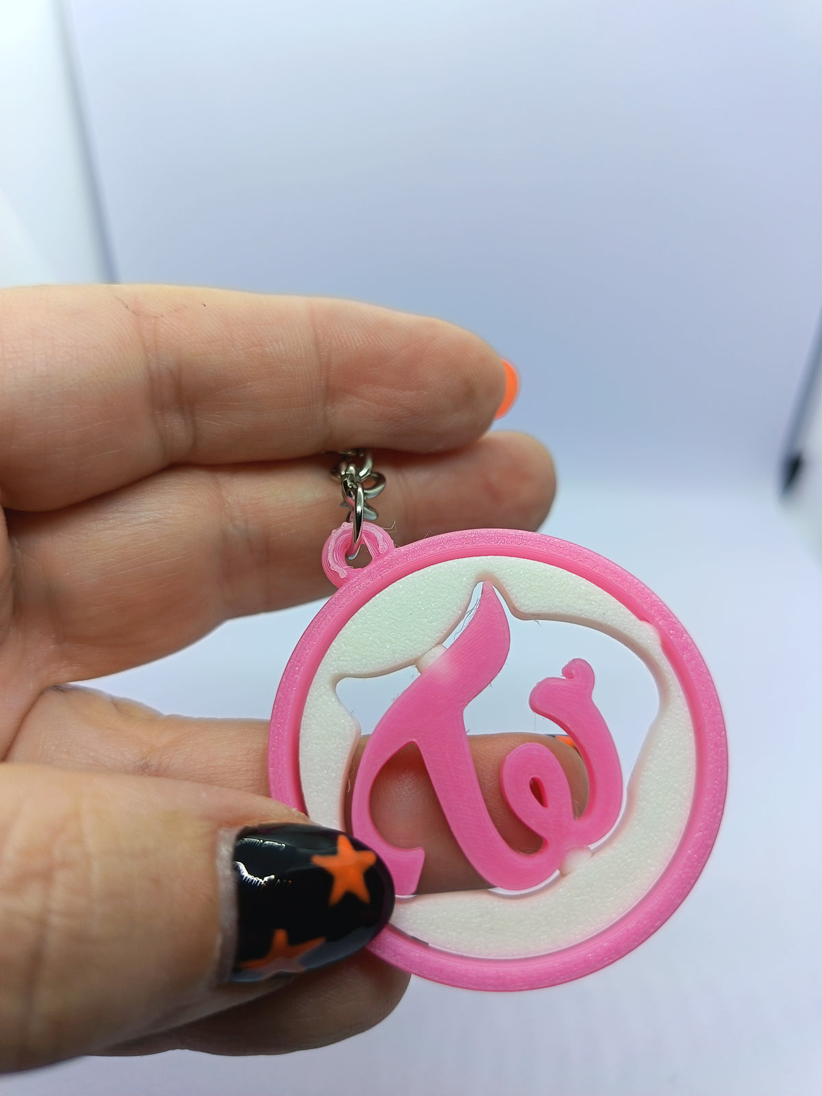 Llavero TWICE con logo giratorio rosa, fotografía 3 del producto.