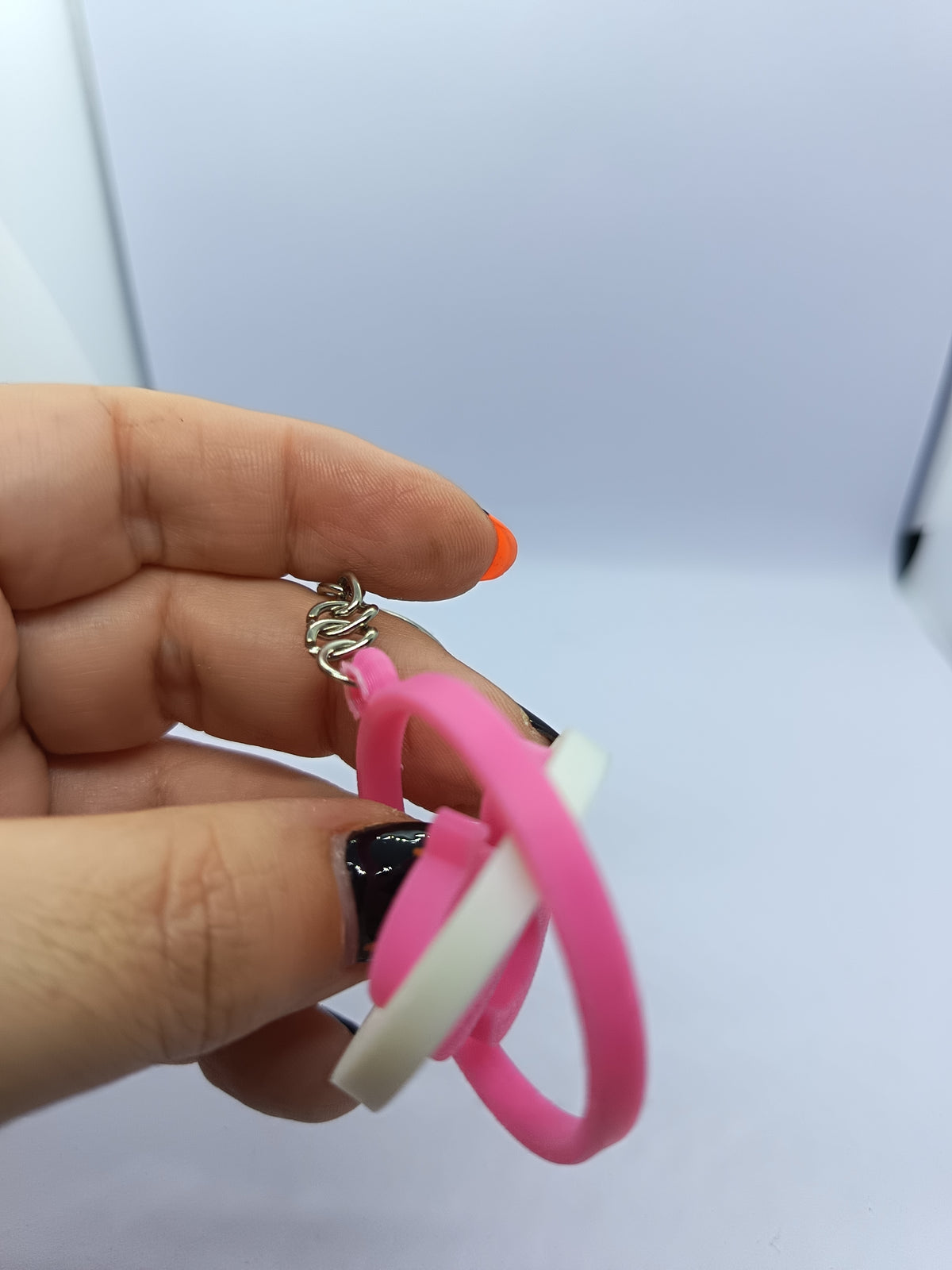 Llavero TWICE con logo giratorio rosa, fotografía 4 del producto.