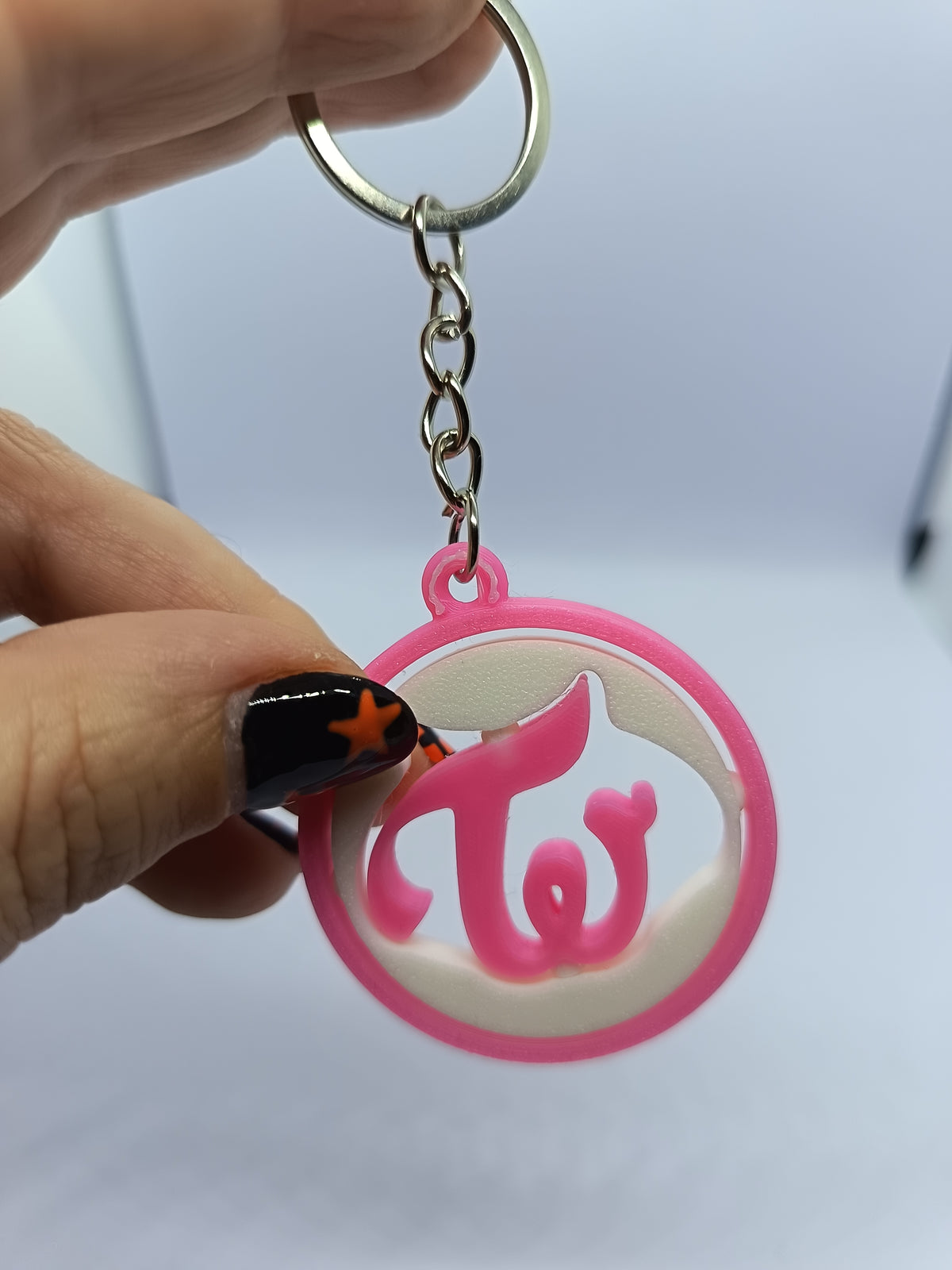 Llavero TWICE con logo giratorio rosa, fotografía 5 del producto.