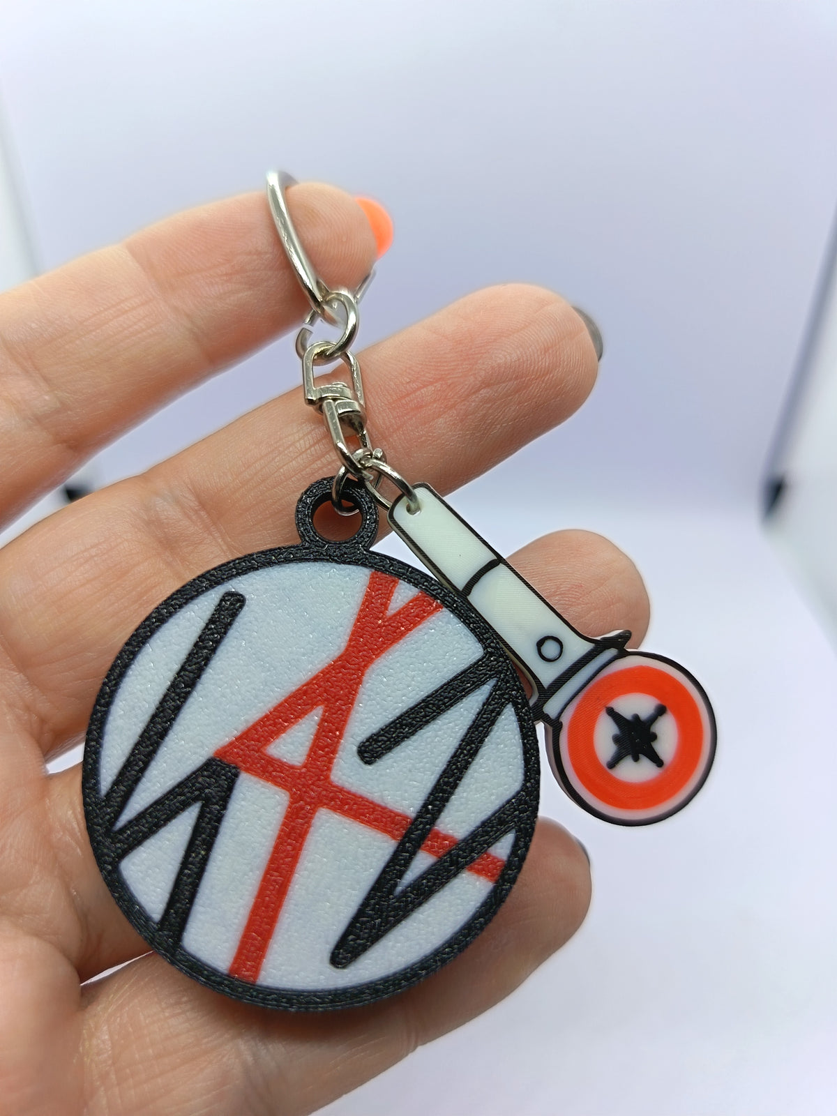 Llavero Stray Kids con logo y charm lightstick