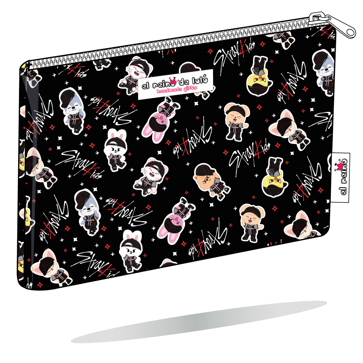 Funda para Kindle SKZOO béisbol negra de Stray Kids, vista perspectiva, con personajes SKZOO con motivos de béisbol sobre fondo negro
