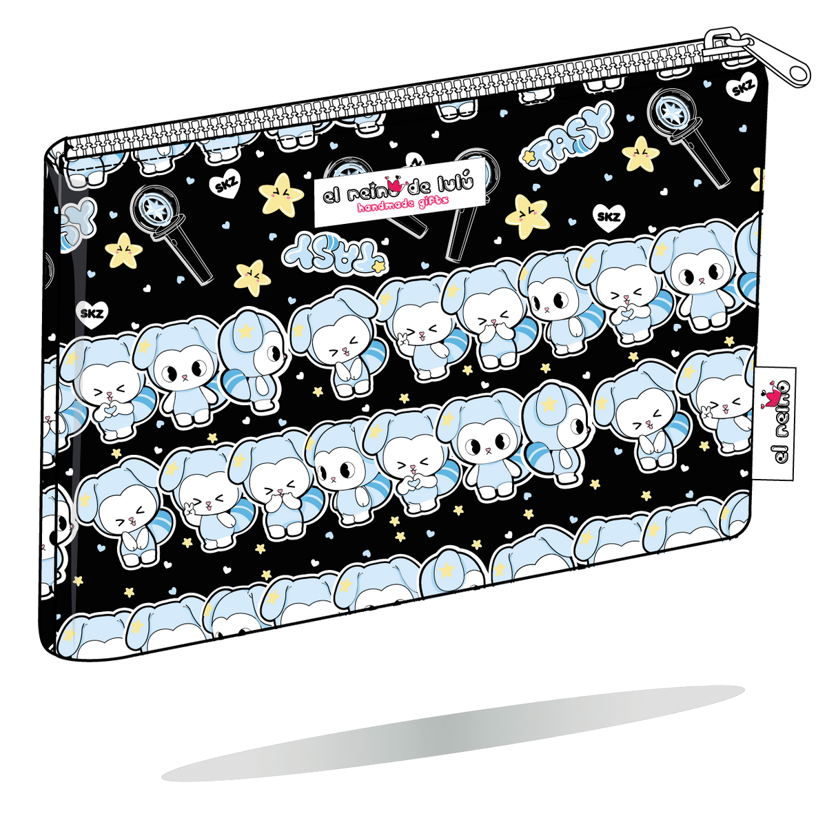 Funda para Kindle TASY chibi en filas negra de Stray Kids, vista perspectiva, con filas de personajes TASY azules sobre fondo negro