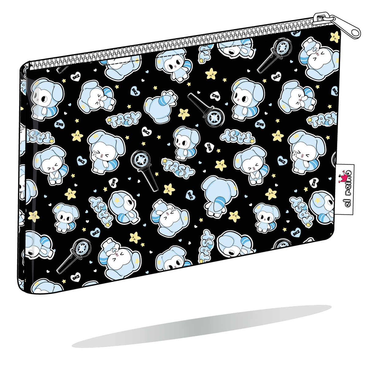 Funda para Kindle TASY chibi negra de Stray Kids, vista perspectiva, con personajes TASY azules sobre fondo negro