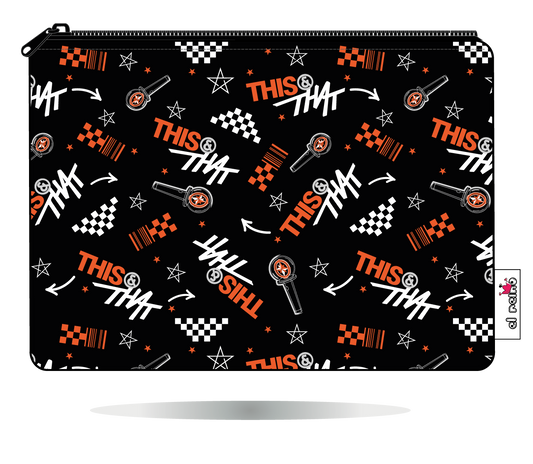 Funda para Kindle This & That negra de Stray Kids, vista trasera, con motivos gráficos This & That en negro, blanco y naranja