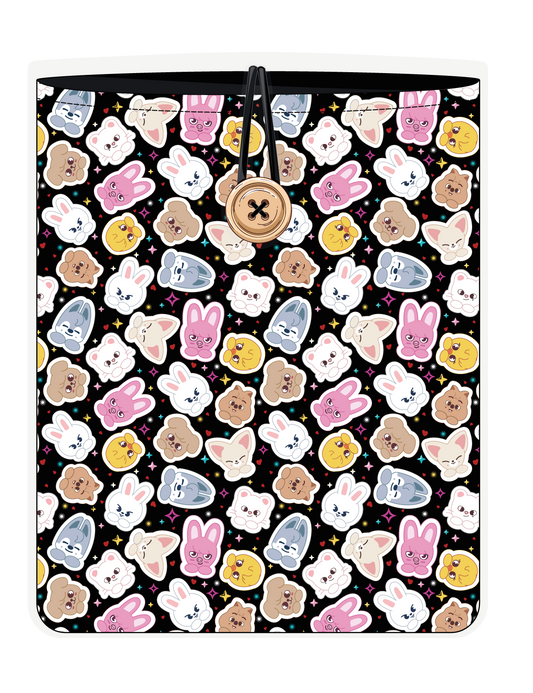 Funda para libro SKZOO chibi multicolor de Stray Kids, vista frontal, con personajes chibi multicolor sobre fondo negro
