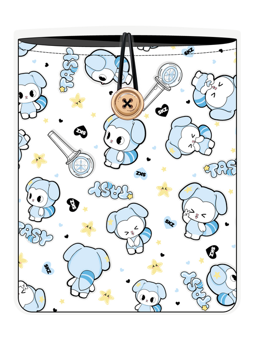 Funda para libro TASY chibi blanco de Stray Kids, vista frontal, con personajes TASY azules pequeños sobre fondo blanco