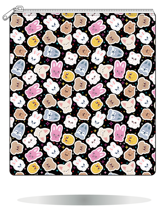 Funda para manga SKZOO chibi multicolor de Stray Kids, vista frontal, con personajes chibi multicolor sobre fondo negro