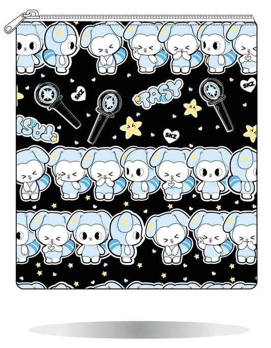 Funda para manga TASY chibi en filas negra de Stray Kids, vista frontal, con filas de personajes TASY azules sobre fondo negro