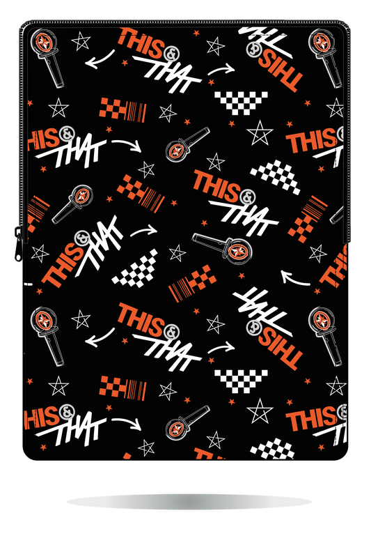 Funda para portátil Stray Kids THIS & THAT negra, vista trasera