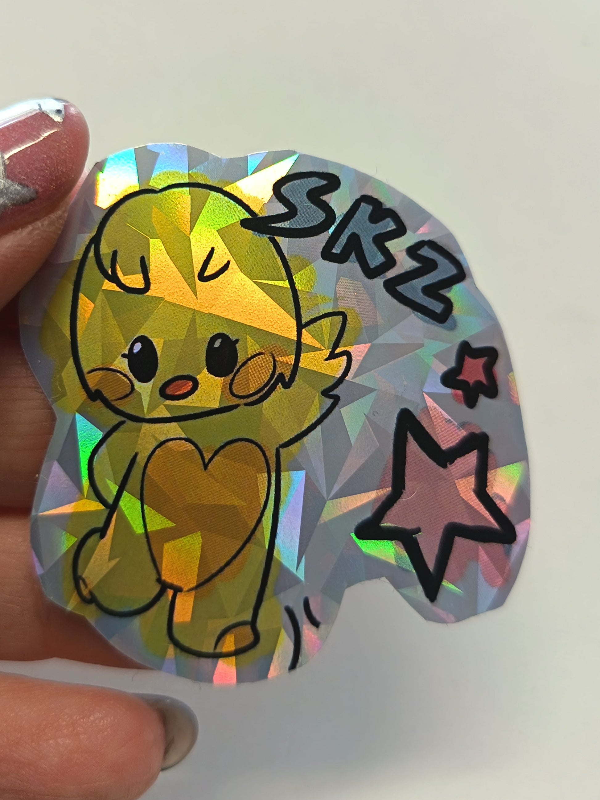 Sticker holográfico BbokAri Skzoo de Stray Kids con efecto brillante rainbow, diseño kawaii de pollito K-pop perfecto para personalizar objetos