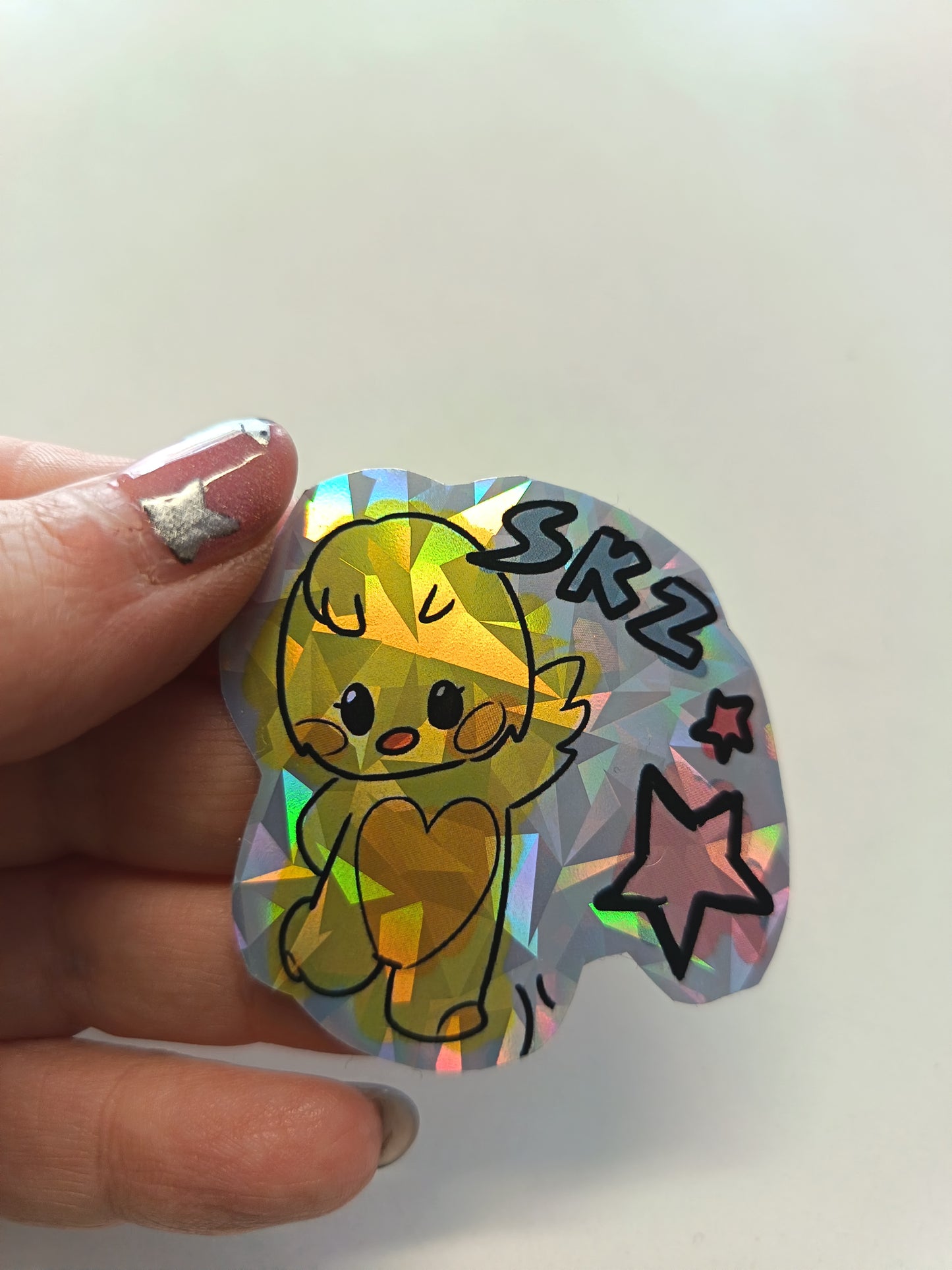 Sticker holográfico BbokAri Skzoo de Stray Kids con efecto brillante rainbow, diseño kawaii de pollito K-pop perfecto para personalizar objetos

