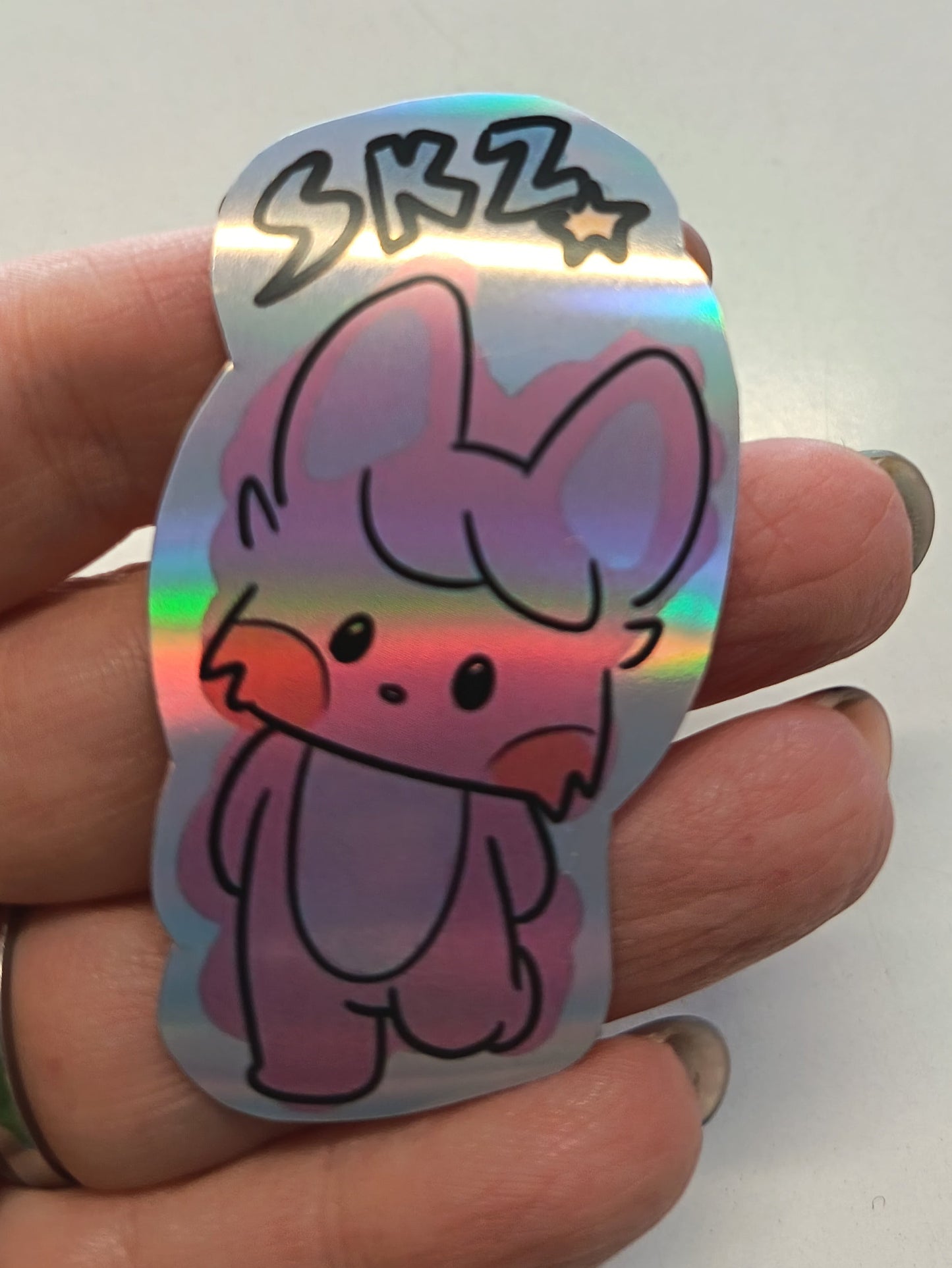 Sticker holográfico Dwaekki Skzoo de Stray Kids con efecto diamond brillante, diseño kawaii híbrido K-pop ideal para decorar portátil o móvil