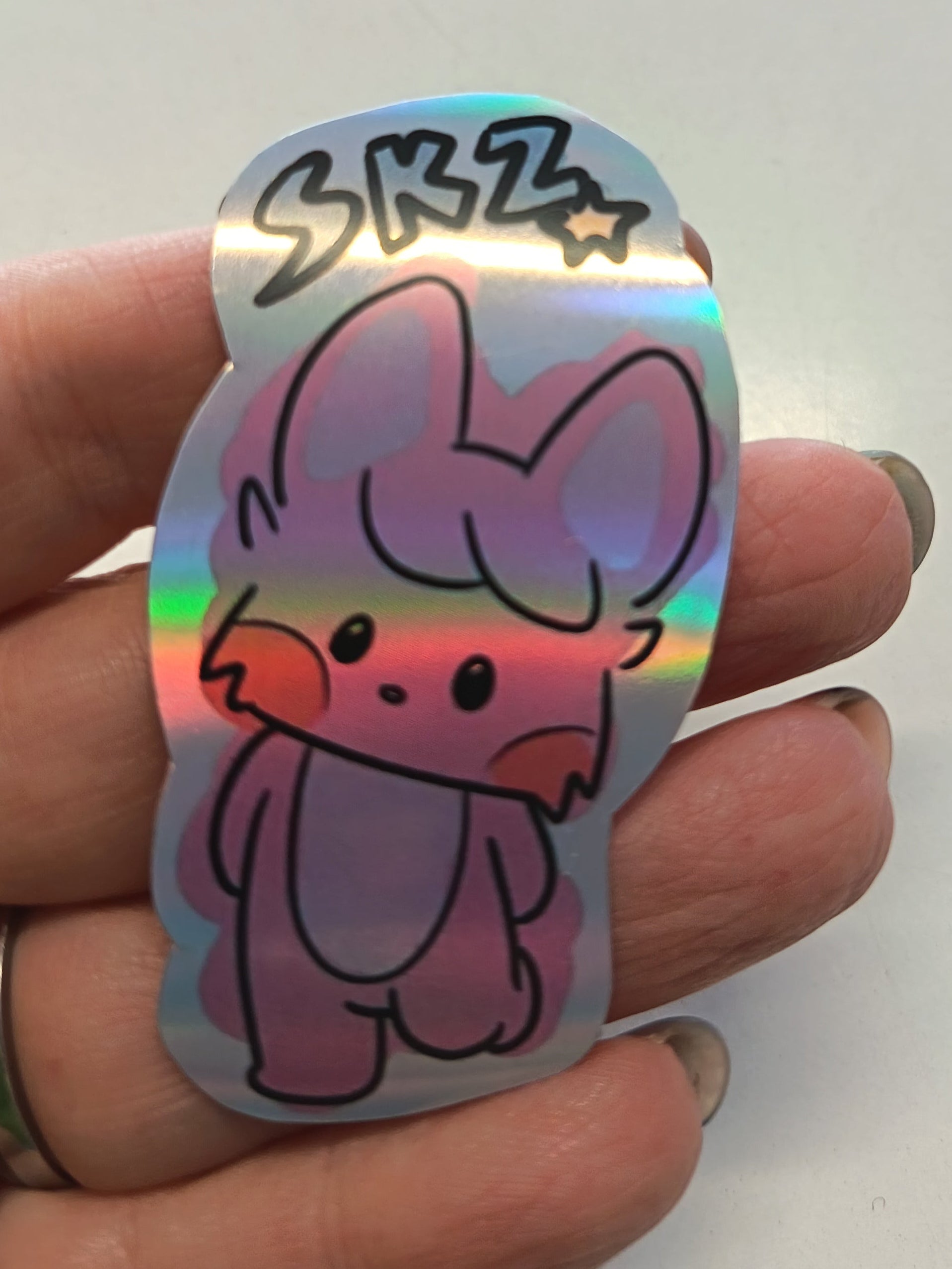 Sticker holográfico Dwaekki Skzoo de Stray Kids con efecto diamond brillante, diseño kawaii híbrido K-pop ideal para decorar portátil o móvil