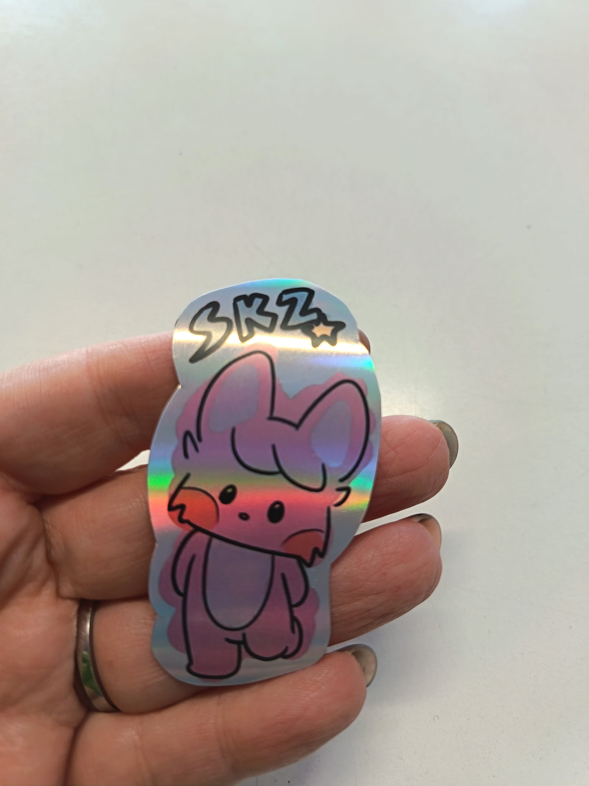 Sticker holográfico Dwaekki Skzoo de Stray Kids con efecto diamond brillante, diseño kawaii híbrido K-pop ideal para decorar portátil o móvil
