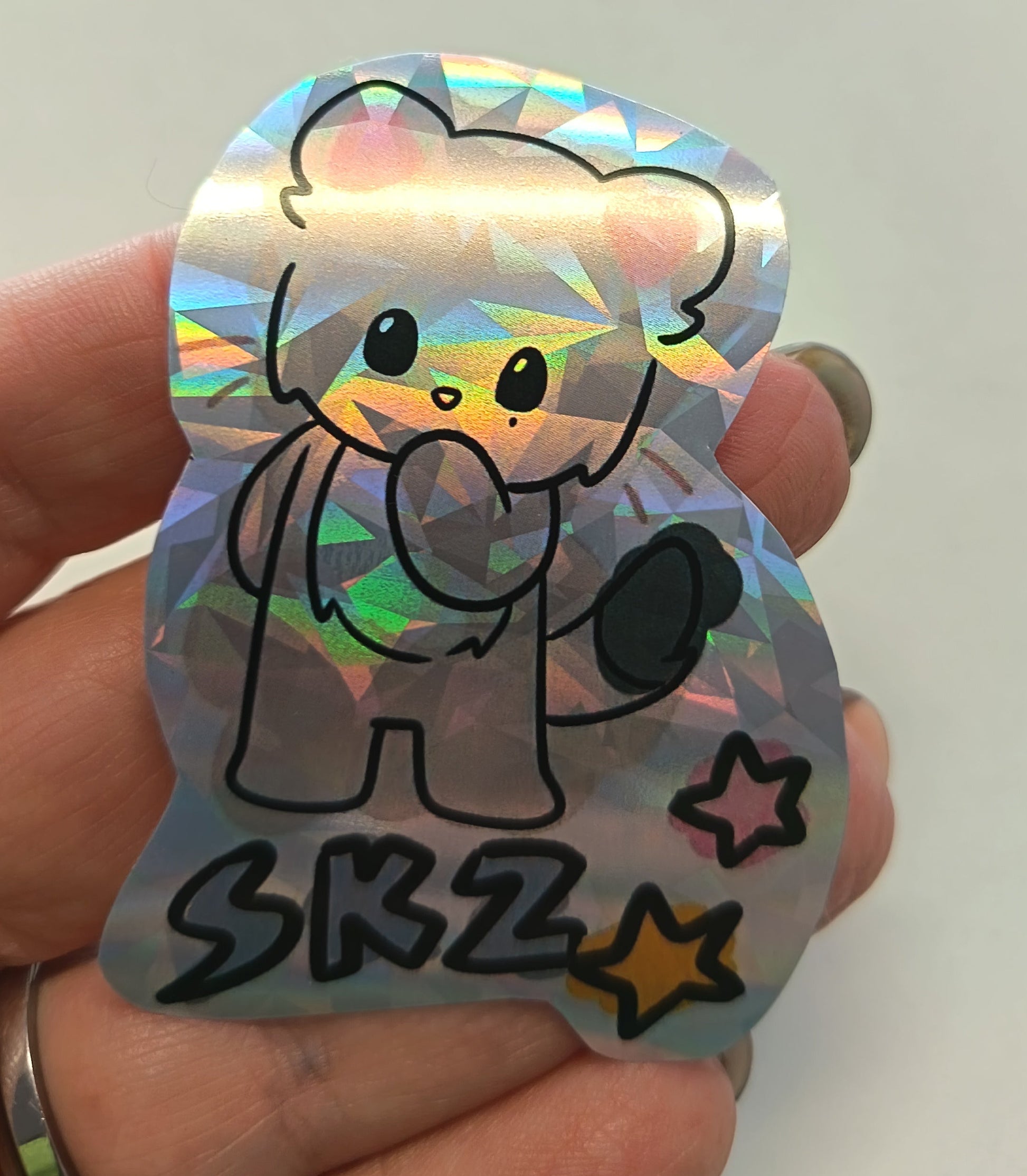 Sticker holográfico Jiniret Skzoo de Stray Kids con efecto rainbow, diseño kawaii estilo K-pop ideal para decorar móvil o cuadernos