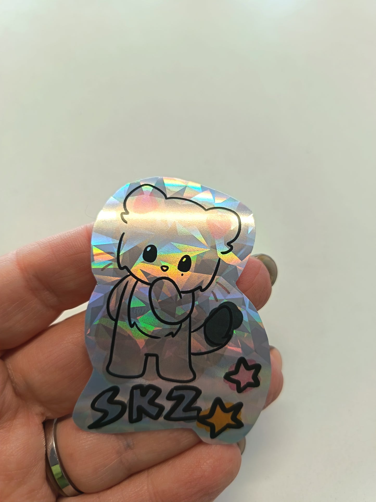 Sticker holográfico Jiniret Skzoo de Stray Kids con efecto rainbow, diseño kawaii estilo K-pop ideal para decorar móvil o cuadernos