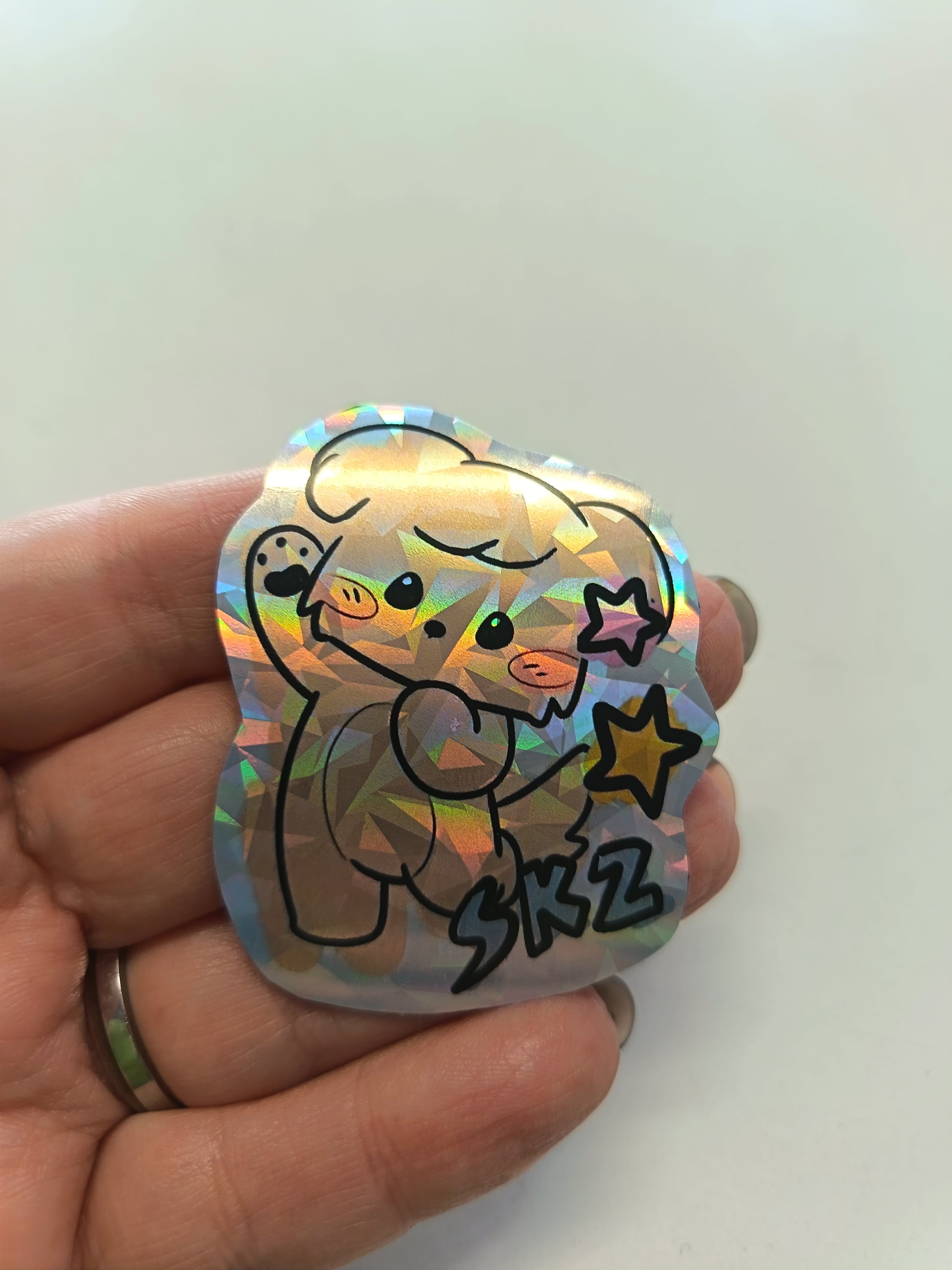 Sticker holográfico PuppyM Skzoo de Stray Kids con efecto rainbow brillante, diseño kawaii de perrito K-pop para decorar agenda o portátil
